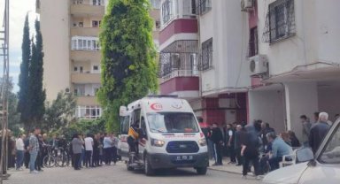 Apartman dairesinde biri kadın 2 kişi silahla vuruldu