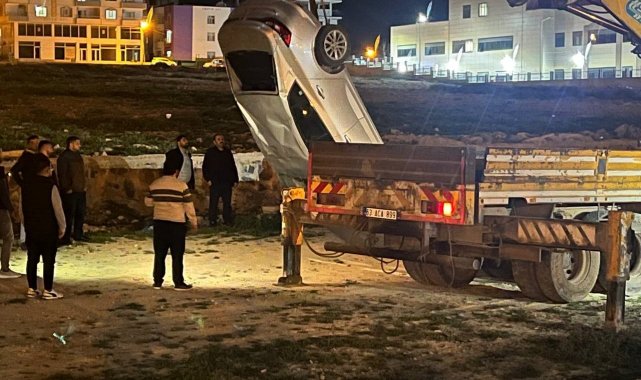 Aracıyla dereye uçtu, derede su akmaması sürücünün hayatını kurtardı