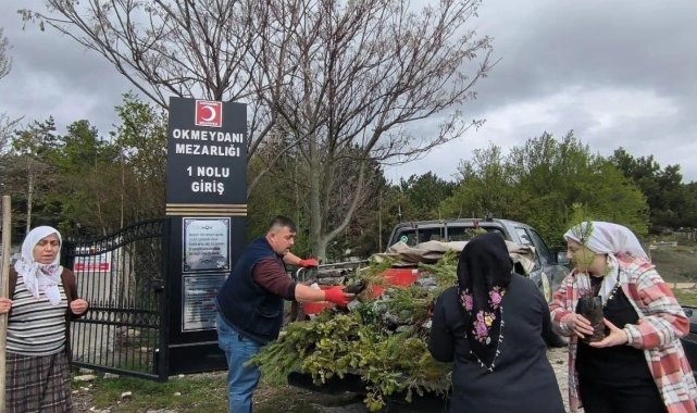 Arefe günü mezarlıkları ziyaret eden vatandaşlara fidan hediye edildi