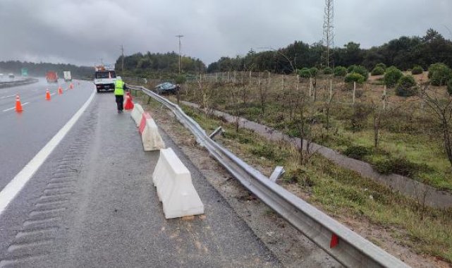 Arnavutköy'de bariyerlere çarpan cip yol kenarına uçtu