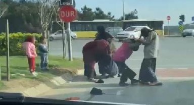 Arnavutköy'de dilencilerin kavgası kamerada