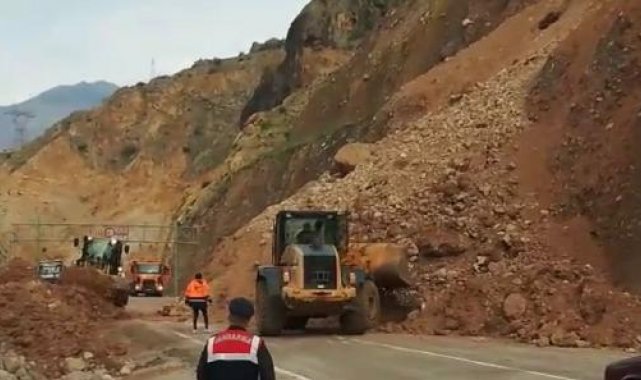 Artvin- Ardanuç kara yolunda heyelan
