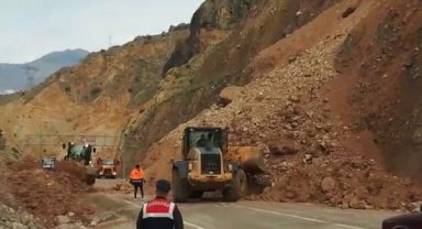 Artvin- Ardanuç kara yolunda heyelan