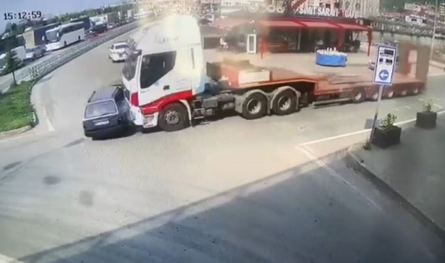 Artvin'de 3 kişinin yaralandığı kaza anı güvenlik kamerasına yansıdı
