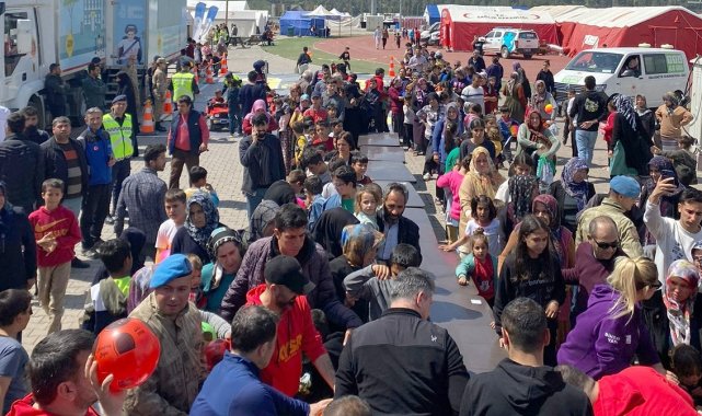 ASKF ve Kapalı Kale taraftarı depremzede çocukları güldürdü