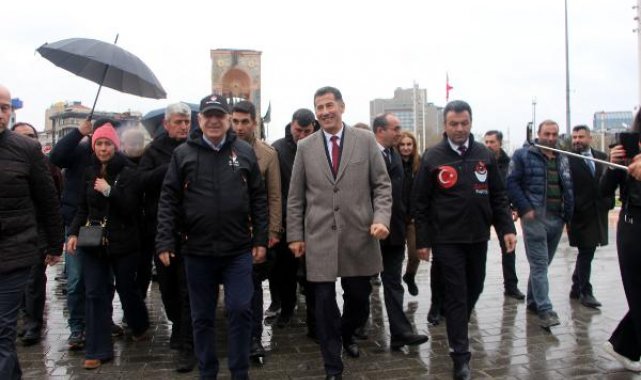 Ata İttifakı Cumhurbaşkanı Adayı Sinan Oğan İstiklal Caddesi'nde vatandaşlarla buluştu