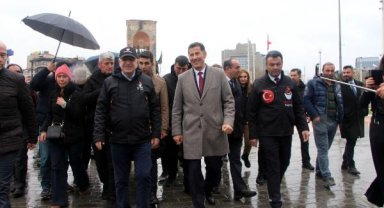Ata İttifakı Cumhurbaşkanı Adayı Sinan Oğan İstiklal Caddesi'nde vatandaşlarla buluştu