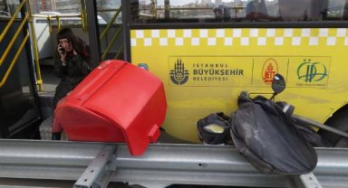Ataşehir'de İETT otobüsü ile bariyer arasında sıkışan motosikletli yaralandı