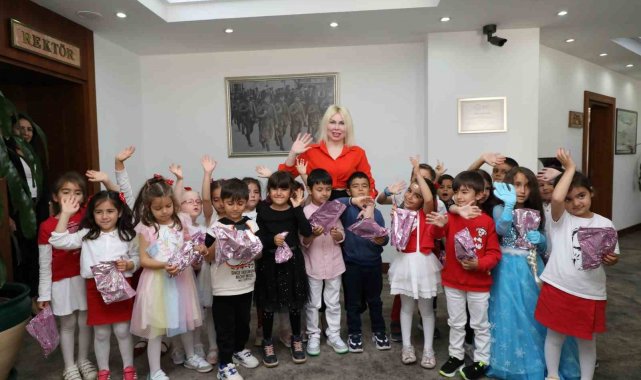 AÜ Rektörü Özkan, çocuklarla bir araya geldi