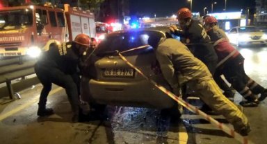 Avcılar D-100'de kaza: İtfaiye ekipleri, kapanan yolu otomobili sürükleyerek açtı