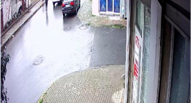 Avcılar'da arkasından yanaştı, cebindeki telefonu alıp kaçtı