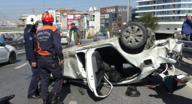 Avcılar'da bariyere çarpan otomobil takla attı: 1 yaralı