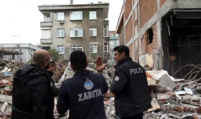 Avcılar'da bina yıkım sırasında çöktü; bitişiğindeki bina zarar gördü