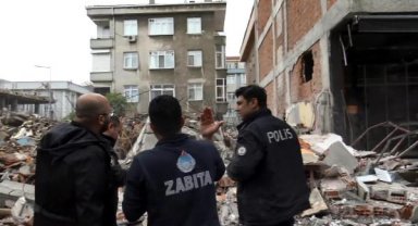 Avcılar'da bina yıkım sırasında çöktü; bitişiğindeki bina zarar gördü