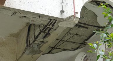 Avcılar'da çatlaklarla dolu binanın bulunduğu sokakta korku