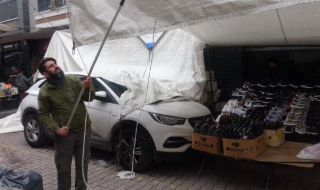 Avcılar'da pazarda bırakılan aracı çıkarma çabası