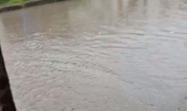 Avcılar'da sağanak yağmurun ardından gecekonduyu su bastı