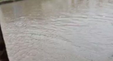 Avcılar'da sağanak yağmurun ardından gecekonduyu su bastı