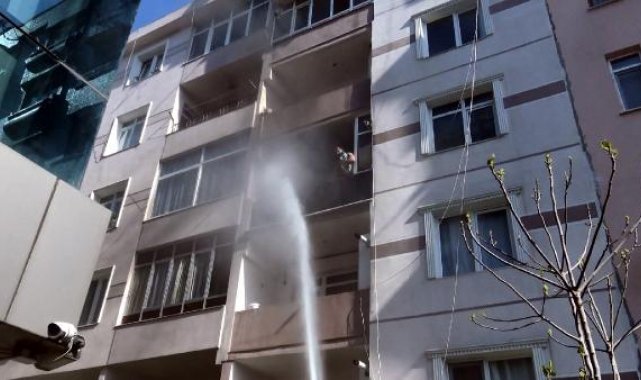 Avcılar'da vücut geliştirme şampiyonu evini ateşe verdi, eşyalarını balkondan attı