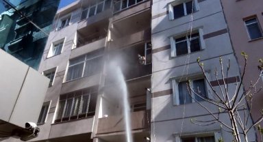 Avcılar'da vücut geliştirme şampiyonu evini ateşe verdi, eşyalarını balkondan attı