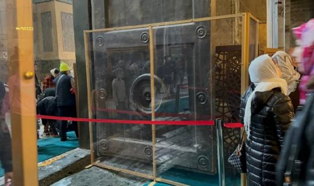 Ayasofya Camii'nin 'İmparatorluk Kapısı'na cam bölmeli koruma