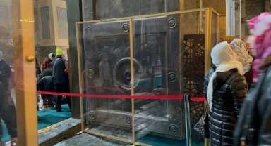 Ayasofya Camii'nin 'İmparatorluk Kapısı'na cam bölmeli koruma