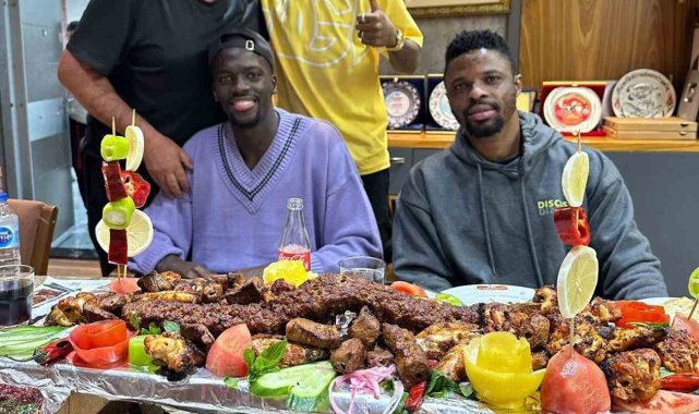 Badou Ndiaye ve Onyekuru'nun kebap keyfi
