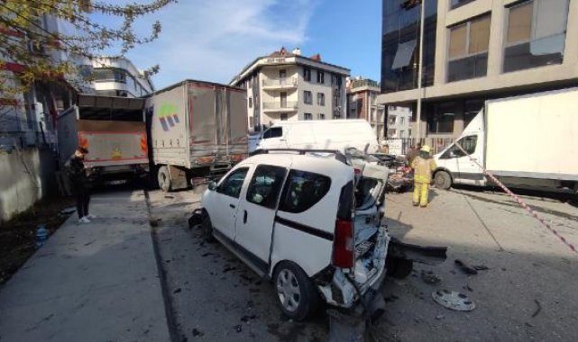 Bağcılar'da kamyon 6 aracı biçti; Kaza anı kameraya yansıdı