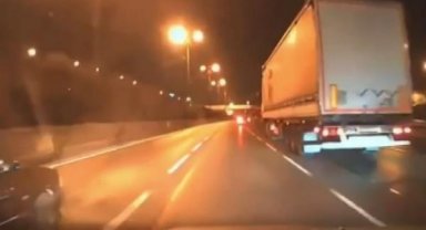 Bağcılar'da makas atarken 3 aracın arasında sıkıştı