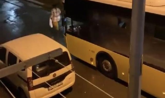 Bağcılar'da otobüsün önünde yürüyen kadın trafiği felç etti