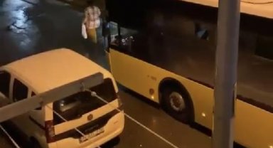 Bağcılar'da otobüsün önünde yürüyen kadın trafiği felç etti