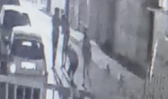 Bağcılar'da sosyal medyada çıkan tartışma bıçaklı kavgayla sonuçlandı: 2 yaralı