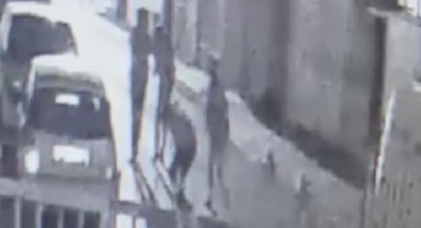 Bağcılar'da sosyal medyada çıkan tartışma bıçaklı kavgayla sonuçlandı: 2 yaralı