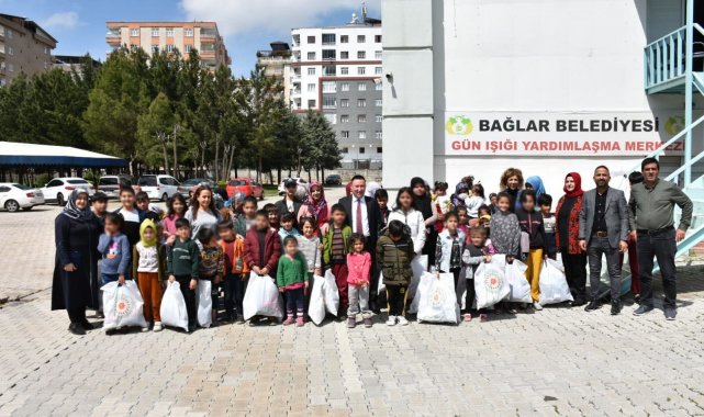 Bağlar Belediyesi'nden depremden etkilenen çocuklara giysi desteği