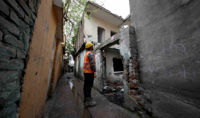 Bağlar'da metruk binalar yıkılıyor