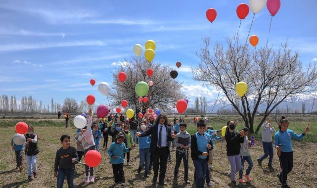 Baharın gelişi, ağaçların çiçek açışını balonlarla karşıladılar