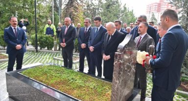 Bahçeli'den Türkeş'in mezarına ziyaret