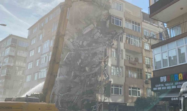 Bahçelievler'de kolonları çatlayan binanın yıkımına başlandı