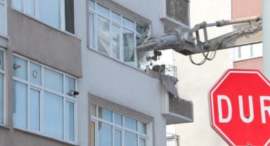 Bahçelievler'de kolonları patlayan binanın yıkımı devam ediyor
