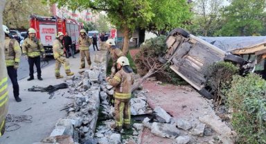 Bahçelievler'de otomobil kafenin bahçesine girdi: 1 ağır yaralı