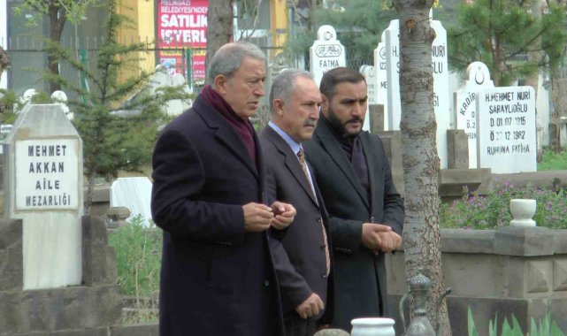 Bakan Akar, aile kabristanını ziyaret etti