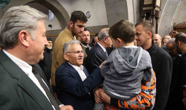 Bakan Akar ile Başkan Büyükkılıç, bayram sevincini vatandaşlarla yaşadı