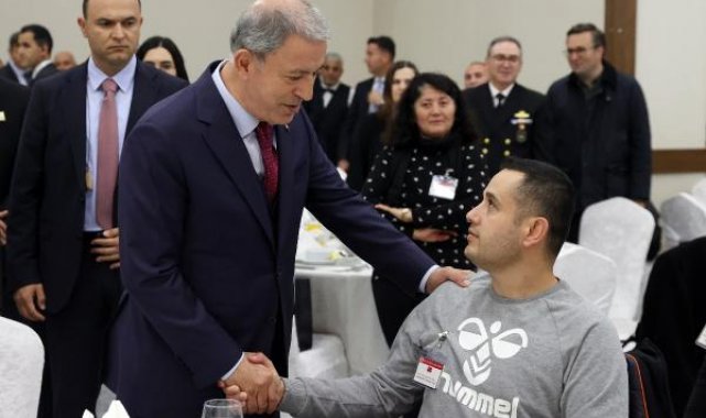 Bakan Akar: Mehmetçiğin emeğine herkes saygı göstersin