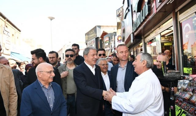 Bakan Akar Ve Başkan Büyükkılıç'tan tarihi kapalı çarşı esnafına ziyaret