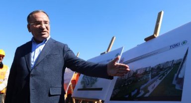 Bakan Bozdağ'dan seccade tepkisi: Kılıçdaroğlu'na ve yanındakilere yakışmamıştır