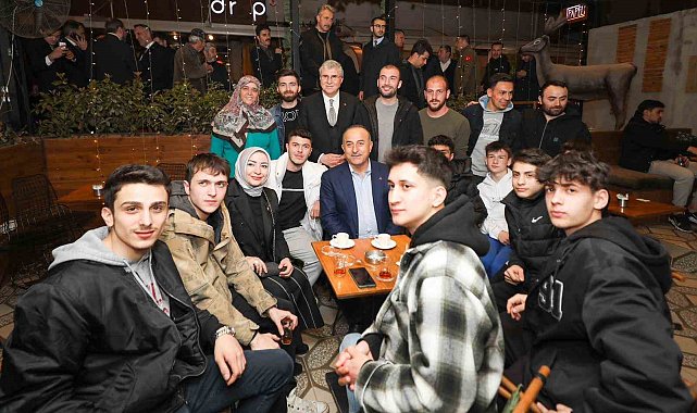 Bakan Çavuşoğlu, depremzedelerle gençlerle sahur yaptı