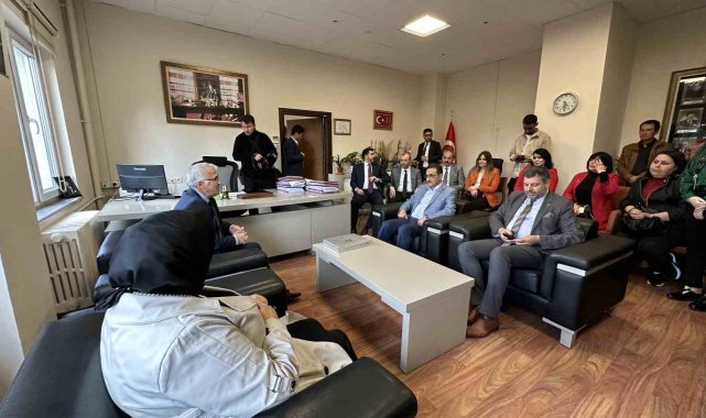 Bakan Dönmez huzurevi ve hastanede bulunan vatandaşlarla bayramlaştı