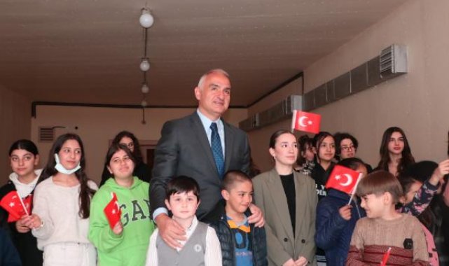 Bakan Ersoy, '23 Nisan' sergilerini ziyaret etti