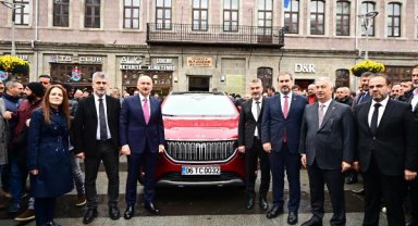 Bakan Karaismailoğlu, Togg ile Trabzon sokaklarında