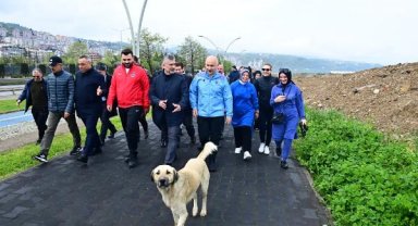 Bakan Karaismailoğlu, vatandaşlarla Trabzon sahilinde yürüdü